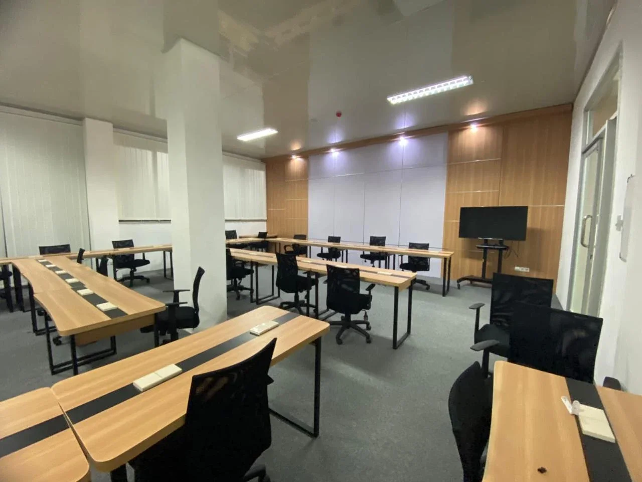 Gedung PLN MAMUJU — Pelaksanaan Interior 3